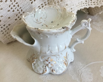 Vintage scheermok, chique wit porselein met goud geverfd blad en bloemendetails. Ideaal voor gebruik of display.