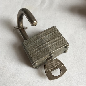 Vintage hoofdhangslot #376 met dubbelzijdige sleutel. Master Lock Co., Milwaukee, Wisconsin. Werkt goed.