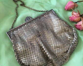 Borsa da sera Vintage Silver Plate Mesh con Art Deco Snap Clasp Opener. Borsa da sera Silver Mesh Purse.  Fodera di seta.