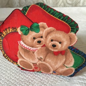 3 emballages cadeaux faits main. 3 cartes-cadeaux pliantes en tissu et papier cartonné ours en peluche. Cartes-cadeaux de Noël.