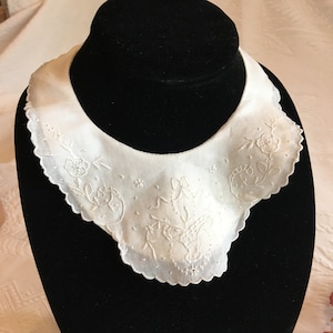 Vintage Baby Bib Embroidered, Double Scalloped Edge, Hand Embroidered Flowers, Basket and French Knots. Tie Closure. Double Fabric Lining.