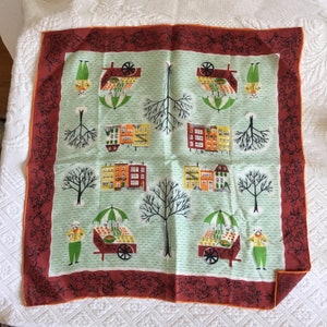 Szalik Vintage Silk Hadson z prawdziwej perłowej krepy. Szalik importowany z Japonii o wymiarach 16 1/2" w kwadraty, ręcznie rolowany brzeg. Wóz z owocami, sprzedawca, drzewa i domy szeregowe.