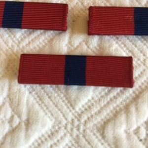 Vintage MC Buona condotta. Accessori del Corpo dei Marines. Good Conduct Medal Ribbon R. Listing per 1 pezzo. Supporto barra diapositiva.