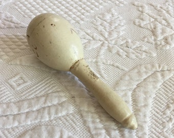 Huevo de zurcir antiguo pequeño y pintado. Superficie muy desgastada y encantadora. Para zurcir calcetines o para exhibir herramientas de costura antiguas.