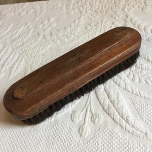 アンティークの靴磨きブラシ。木製のハンドルに天然の毛を使用。靴磨きキット用の美しい古い柔らかいブラシ。