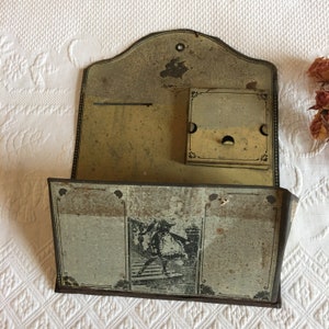 Zabytkowa kieszeń ścienna z 1925 r. na pocztę, notatnik, magnesy, cokolwiek. Buffalo Can Company, Buffalo NY. Urocze stare wiszące na ścianie centrum wiadomości.
