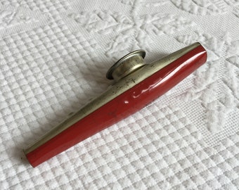 Kazoo vintage de Kazoo Co. Inc. Eden, N. Y. Soufflez dans le jouet Kazoo en métal pour faire du bruit et jouer une mélodie. 0313 États-Unis Kazoo.