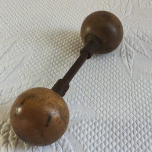 Tiradores redondos rústicos de madera de estilo victoriano. Tiradores sobre barra metálica. Tiradores de madera y metal envejecidos. Este anuncio corresponde a un juego de dos tiradores.