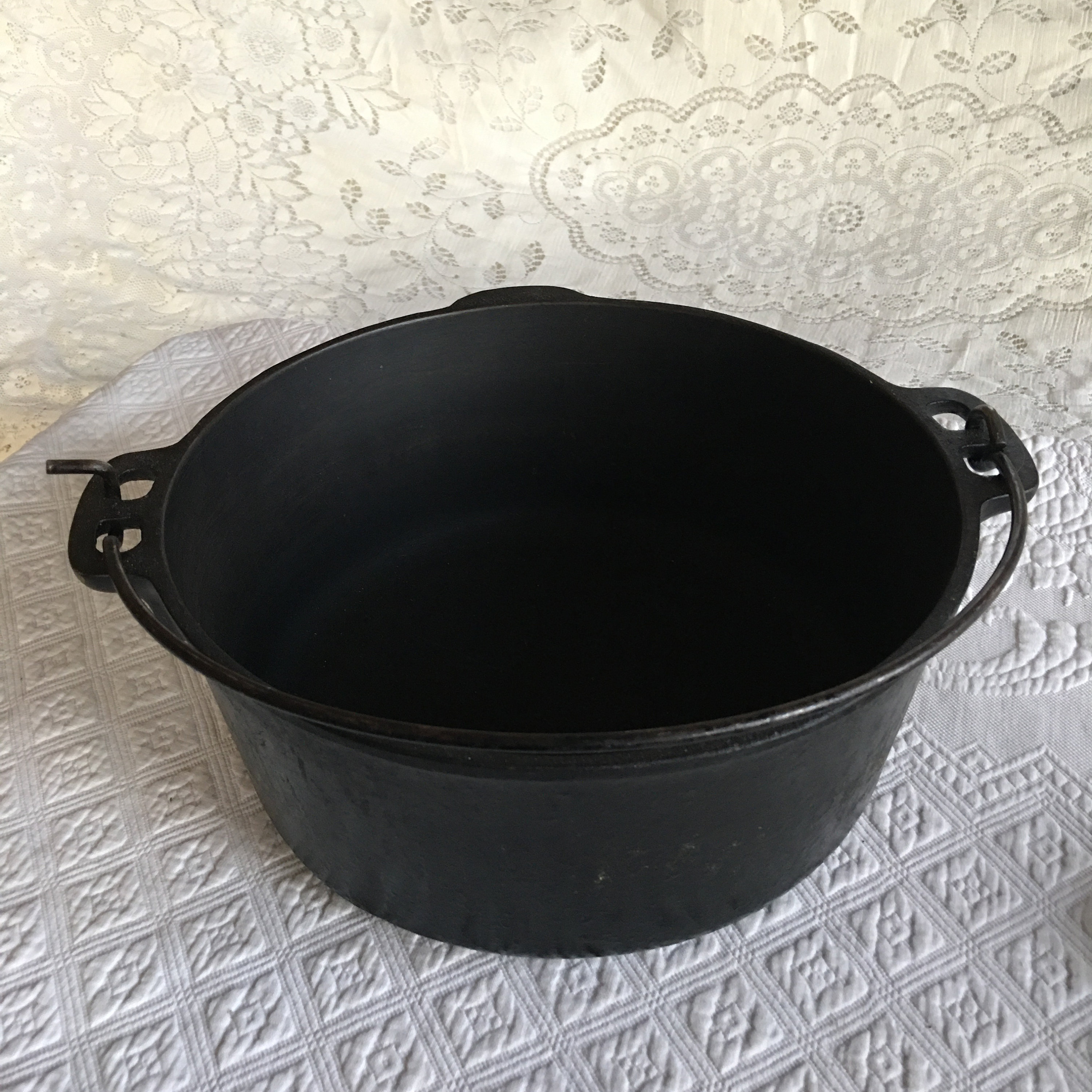 Lot - Antique c. 1900 Jumbo 8 Cast Iron Small Pot w/ Handle