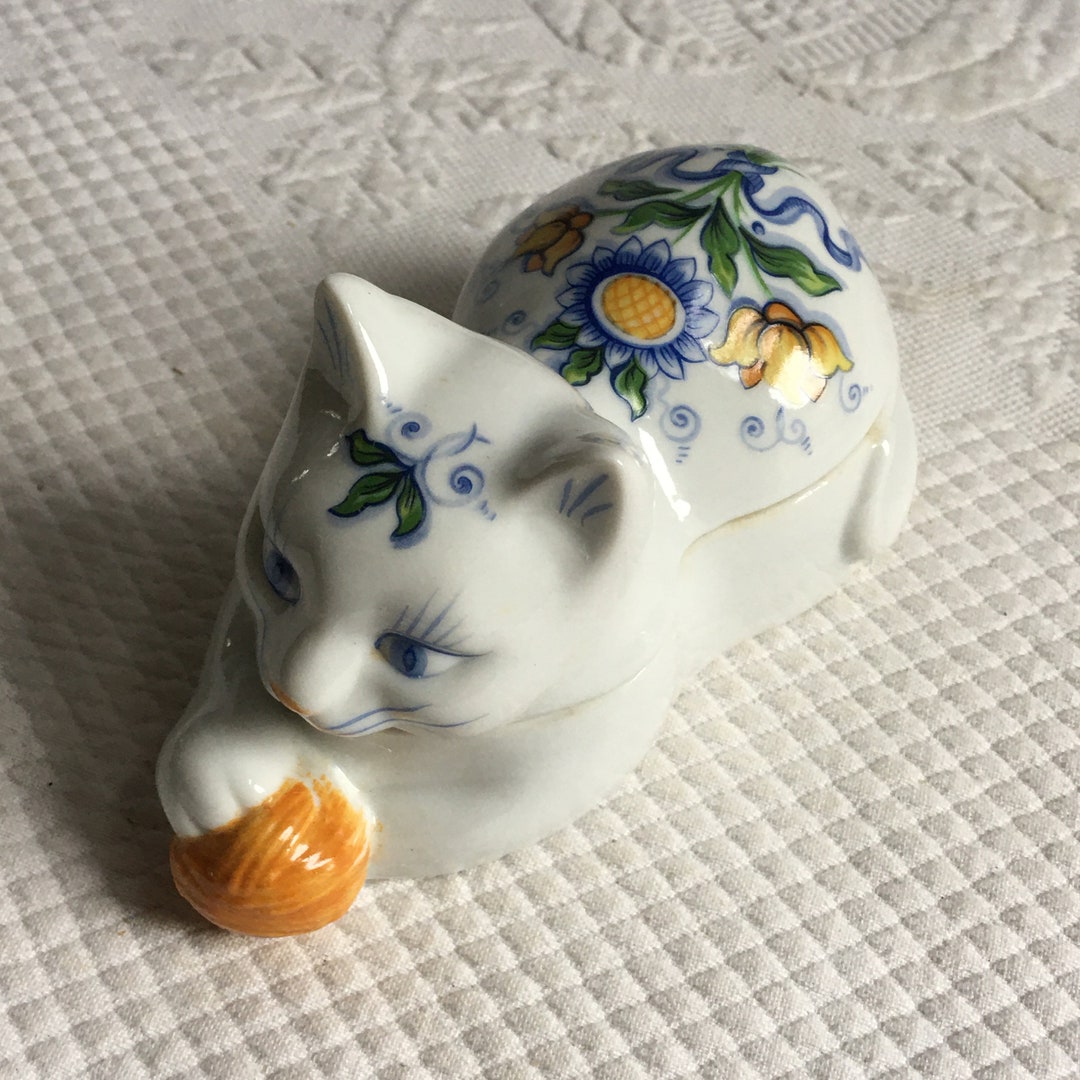 Vintage Elizabeth Arden Cat Dresser Box With Blue Grass Fluffy Etsy