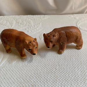 Saleiros e pimenteiros de cerâmica vintage Brown Bears. Rolha de plástico na parte inferior para encher. Ótimo para exibir ou usar.