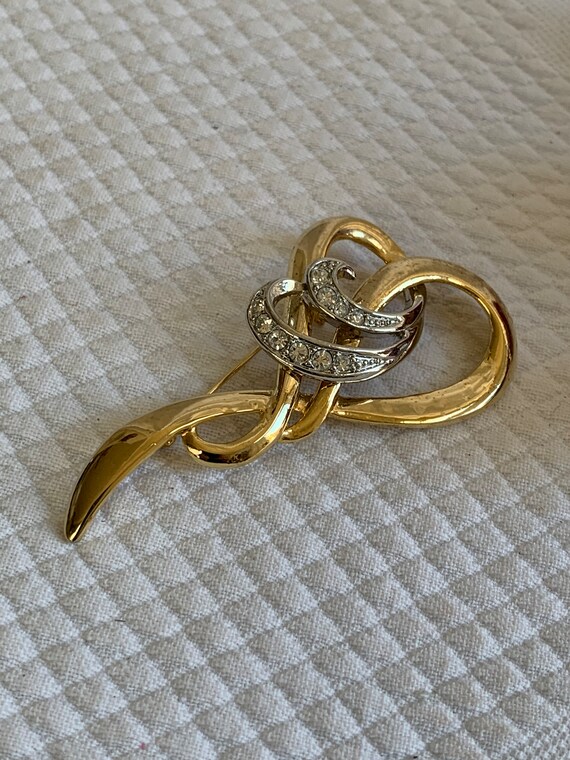 Vintage Gold Tone Rhinestone Swirling Pin Brooch. 