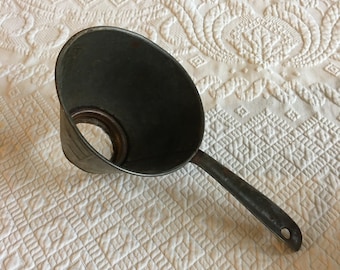 Embudo vintage de boca ancha Neoco en lata envejecida. Uso para verter líquidos o en conservas. Agujero en el mango para colgar. Usar o mostrar.