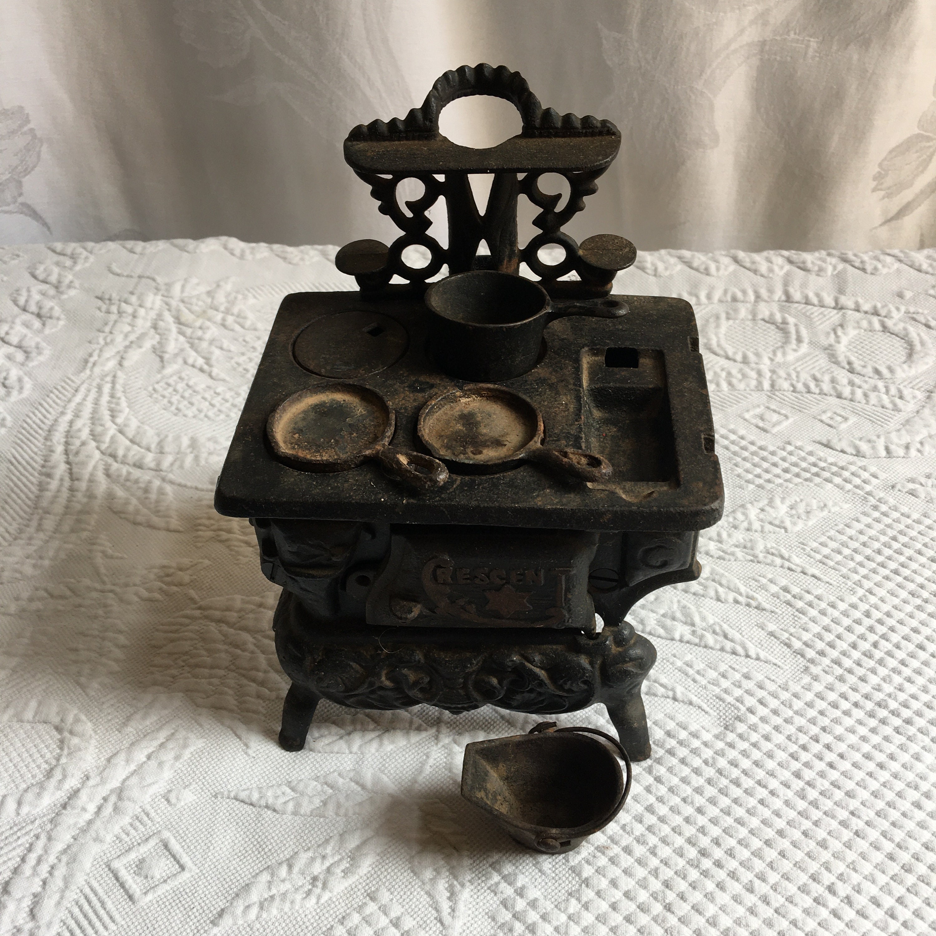 Vintage Miniature Cast Iron Stove W/ Coal Bucket, 2 Frying Pans, Cooking  Pot and Burner Opening Cover. Doll House Stove. 