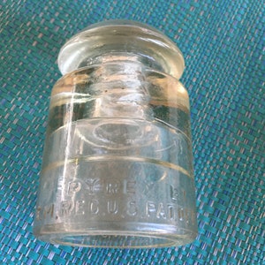 Vintage Elektrischer Glas Insulator Anschlussbezug. Klares Pyrexglas mit CSA und Patentnr.