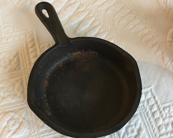 Vintage żeliwna miniaturowa patelnia. Użyj jej do roztopienia masła lub powieś na ścianie jako dekorację. Urocza miniaturowa żeliwna patelnia.