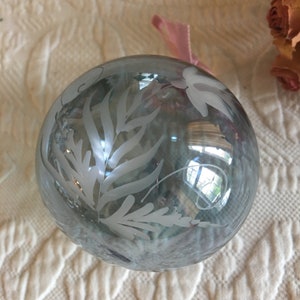 Vintage, ręcznie dmuchane szkło, niebieski, trawiony ornament. Iryzujące niebieskie szkło z ręcznie trawionymi kwiatami po obu stronach. Podpisane przez artystę.