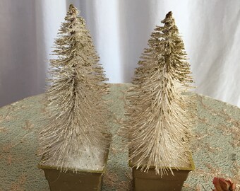 1950年代のヴィンテージクリスマスツリー。金色のプラスチック製台座に