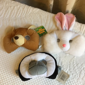 目と上を覆う伸縮性のあるストラップ付きの子供用フェイスマスク。動物をお選びください。未使用のマスク。