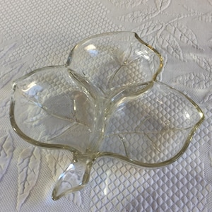 Plato vintage con forma de hoja, tres secciones, ideal para servir condimentos o guardar pequeños objetos. Perfecto para la mesa o el tocador. Hoja de vidrio prensado con nervaduras.