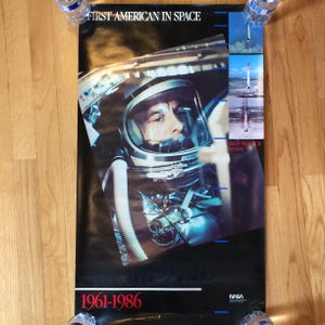 Póster vintage de la NASA de 1961-1986 del primer estadounidense en el espacio, Alan B. Shepard, Jr. Freedom 7. Póster de papel grueso en maravillosas condiciones sin usar.