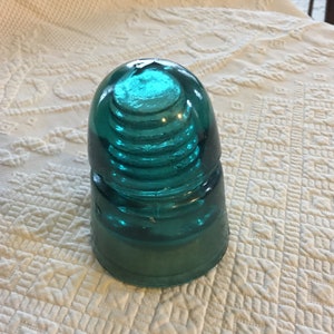 Vintage Elektrischer Glas Insulator Anschlussbezug. B auf den Isolator geprägt. Wiederverwendet als Papiergewicht.