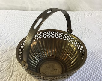 Bol de cesta estriado de latón macizo vintage con diseño calado y asa superior abatible. Fabricado en India.