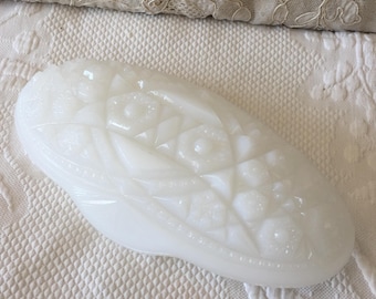 Ovalt fat i mjölkglas med slipat glasmönster på botten. Perfekt som godisfat eller på byrån för smycken.