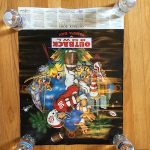 Póster vintage del Outback Bowl de Tampa Bay de 1995 a 1996. 45,7 x 60,9 cm. Publicidad de Paul Mitchell. Calendario de eventos en la parte inferior.