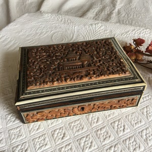 Caja de madera tallada vintage, diseños de borde incrustados. Woodcarvers Hans und Adolf Heinzeller. Aves, flores y diseños frondosos a mano viejas.