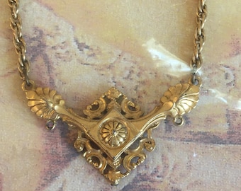 Vintage ART Gold Tone Twist Link Chain and Center Pendent with Princess Feather Designs. Rings to Hang Charms if Desired.