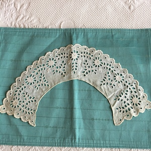 Vintage Round Collar. Eyelet Leaves and Flowers Collar With Scalloped Edge. Beautiful, Feminine Collar.Peter Pan Style Collar. White Collar.