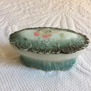 Caja de tocador ovalada de vidrio con leche de estilo victoriano con diseños pintados. Ideal para guardar objetos en la cómoda o el tocador.