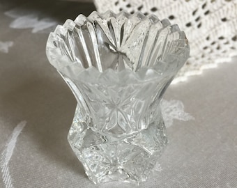 Soporte de palillo de dientes de vidrio prensado vintage. Borde superior en zigzag.