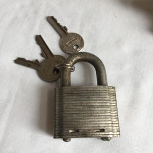 Vintage Abus-slot gemaakt in Duitsland. Drie sleutels met slot. Werkt geweldig! Geweldig voor binnen of buiten.