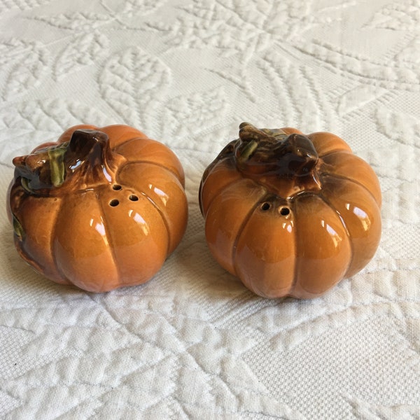 Vintage Pumpkin Salt and Pepper Shakers. Ceramic Fall Pumpkins for your Table. Plastic Stopper in Bottom to fill.