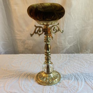 Perchero para sombreros hecho a mano. Barra para colgar joyas con bolas de latón y cristal, y cojín para sombreros de terciopelo con diseño dorado. Perchero para sombreros con doble propósito.