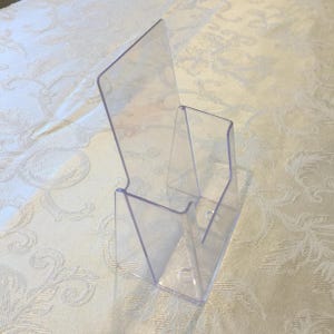 Broschuerhalter Stand Alone Display. Durchsichtiger Plexiglas Aufsteller für 10cm breite Broschuren.