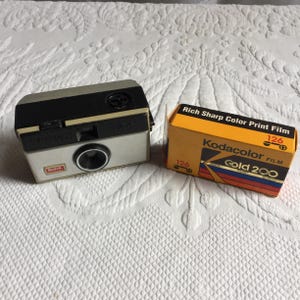 Vintage Kodak 124 Instamatic Camera. Includes One 1991 Kodacolor Film Gold 200 126 Film. 24 Exp.