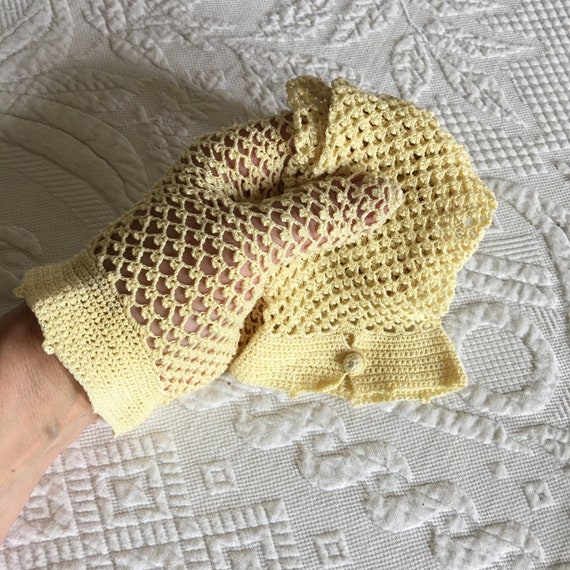 Vintage Crocheted Yellow Gloves with Button at Wr… - image 2