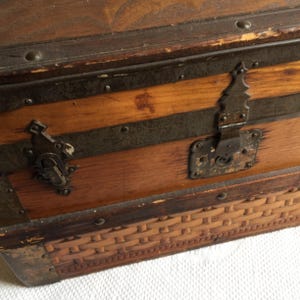 Puede incluir: Un ba&uacute;l de madera vintage con un fondo de mimbre tejido y detalles met&aacute;licos. El ba&uacute;l tiene un cierre y bisagras de metal. La madera es de color marr&oacute;n oscuro y el mimbre es de color marr&oacute;n claro.