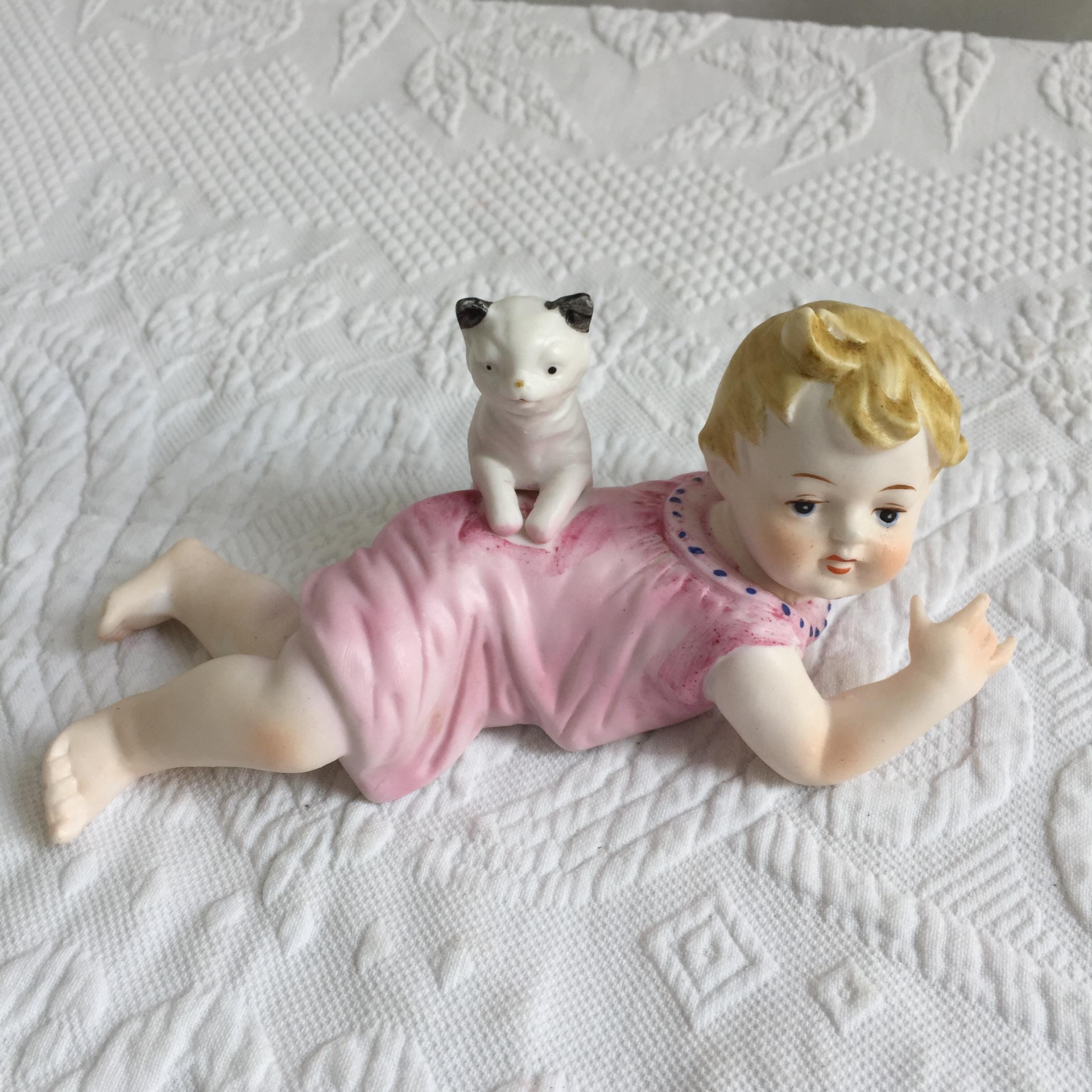 Figurines en porcelaine biscuit bébé - France