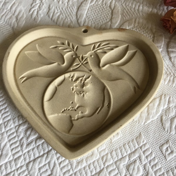 Vintage 2002 Stoneware Cookie Mold From The Pampered Chef. Peace on Earth Heart Mold, Family Heritage Stoneware. Use or Display.