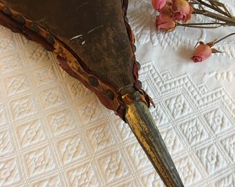 本皮、木製のふいご ヴィンテージの彫刻が施された木製レザーのふいご。素朴な渦巻き模様の