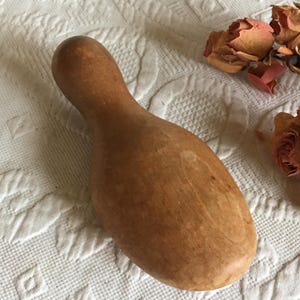 Vintage Stopfei in Flacher Einzigartiger Form Mit Griff. Blondes Holz Sockenstopf Ei. Ideal für den Gebrauch oder das Nähdisplay von Vintage-Utensilien.