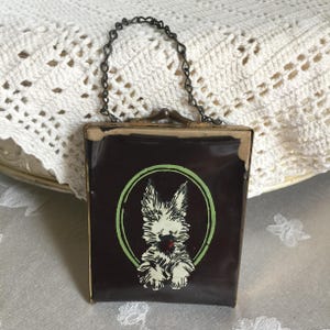 Bolsa de pulso vintage de vinil Scottie Dog Twist Snap Latch com corrente dos anos 1940. Pequena bolsa charmosa para exibição. Marrom e verde.