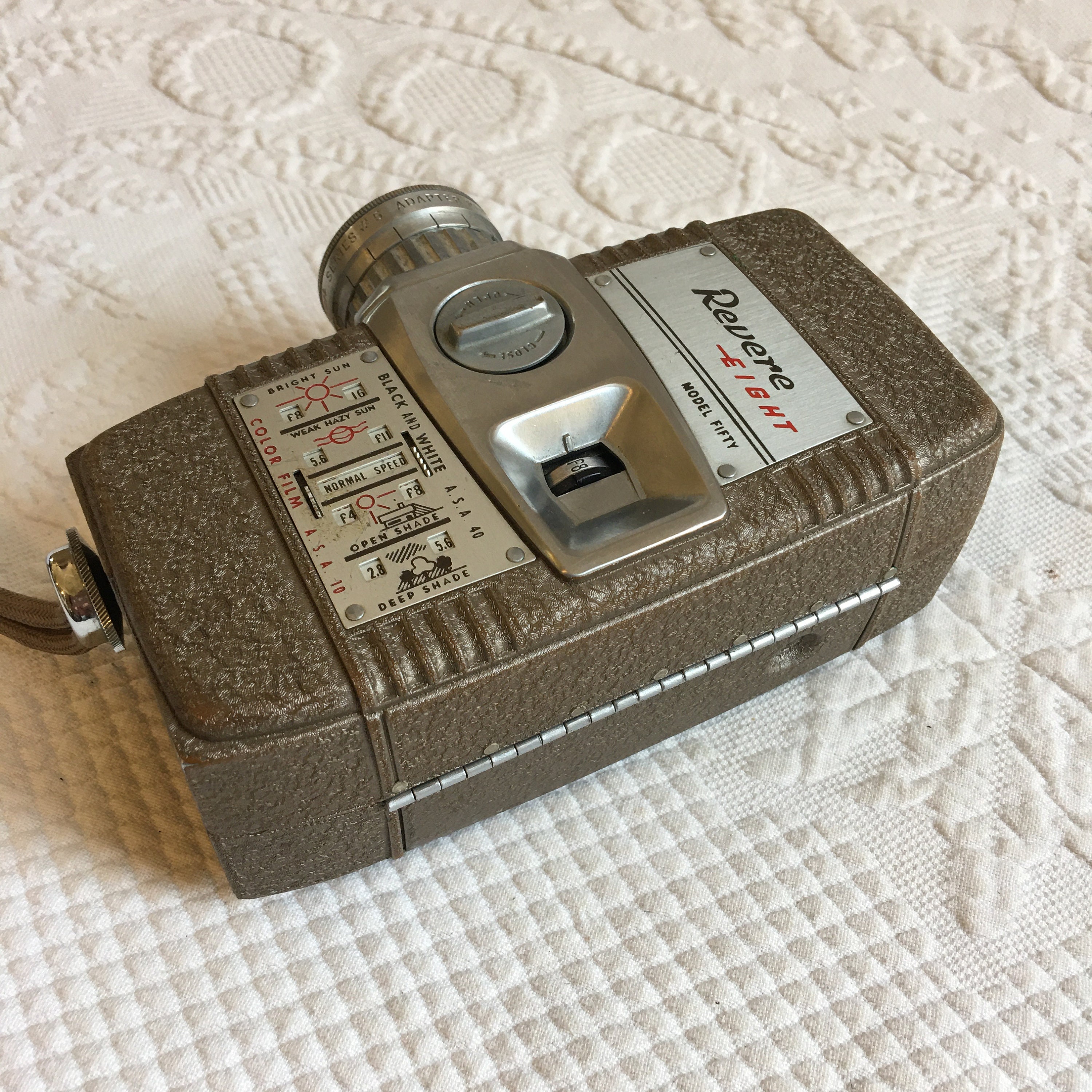 Vintage 1960s Revere Model 50 Vintage 8mm Movie Camera. Revere