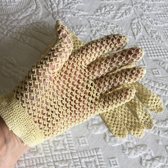 Vintage Crocheted Yellow Gloves with Button at Wr… - image 3