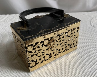 Étui compact vintage en laiton : boîte à maquillage dorée gravée - France
