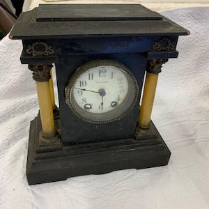 Vintage Seth Thomas verzierte Säulenuhr. Porzellan Gesicht, Frontöffnung Glas. Meistens fehlen Innereien der Uhr. Stattliche Reparaturbedürftig.
